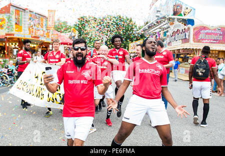 Amburgo, Germania. 13 Ago, 2018. I giocatori di calcio del FC Hamburger Berg dribbling oltre il folk festival "Hamburger Dom'. Dopo due mesi, il club si è conclusa la più lunga di dribbling calcio nel mondo. I giocatori hanno coperto più di 4 mila chilometri con la palla sul loro i piedi, chiaramente superando il vecchio record mondiale di 3,069 chilometri. Credito: Daniel Bockwoldt/dpa/Alamy Live News Foto Stock