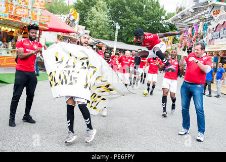 Amburgo, Germania. 13 Ago, 2018. I giocatori di calcio del FC Hamburger Berg dribbling oltre il folk festival "Hamburger Dom' e allegria. Dopo due mesi, il club si è conclusa la più lunga di dribbling calcio nel mondo. I giocatori hanno coperto più di 4 mila chilometri con la palla sul loro i piedi, chiaramente superando il vecchio record mondiale di 3,069 chilometri. Credito: Daniel Bockwoldt/dpa/Alamy Live News Foto Stock