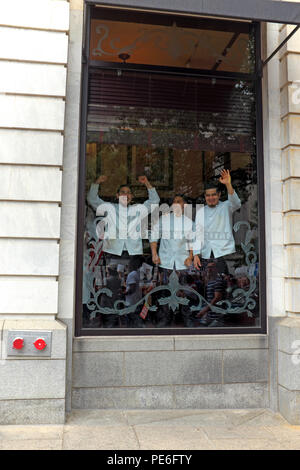 Washington D.C., USA. 12 Agosto, 2018. Server maschio all'interno della vecchia Ebbitt Grill sulla 15th Street NW in Washington D.C. guardare fuori dalla finestra anteriore e di allegria come alt-diritto counterprotest marzo fa il suo modo in passato il ristorante. Uno può vedere dimostranti nella riflessione del vetro. I server sono ovviamente giubilante a ciò che essi sono testimoni. Credito: Mark Kanning/Alamy Live News. Foto Stock