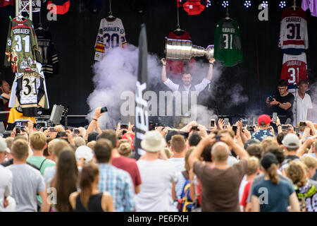 Rosenheim, Baviera. 13 Ago, 2018. Philipp Grubauer, Stanley Cup vincitore con capitali di Washington, solleva l'hockey su ghiaccio trofeo al suo ricevimento nel Parco Mangfall. Nato a Rosenheim, egli è stato il primo portiere tedesco a vincere il North American League titolo. Credito: Matthias esitano di fronte/dpa/Alamy Live News Foto Stock