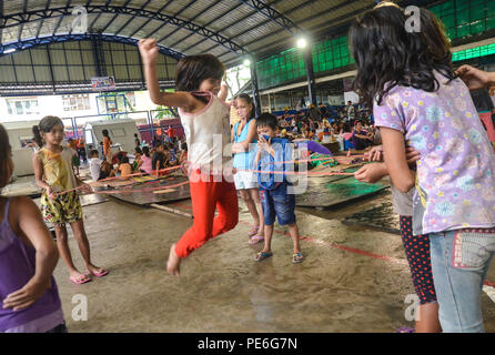 Quezon City, Filippine. 13 Ago, 2018. Ai bambini è piaciuta la riproduzione nonostante la loro attuale situazione di inondazioni causate dalle piogge monsoniche in Barangay Bagong Silangan, Quezon city, Filippine. Credito: Robert Oswald Alfiler/Alamy Live News. Foto Stock