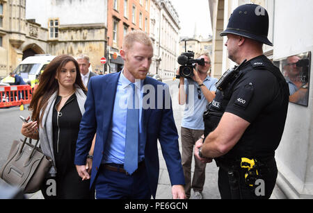 Bristol, Regno Unito. 13 Agosto, 2018. Ben prova di Stokes a Bristol Crown Court. Inghilterra Cricketer Ben Stokes arrivare torna a Bristol Crown Court dopo pranzo il giorno sei della sua prova. Si tratta di presunte Ben Stokes ha battuto due uomini in stato di incoscienza dopo che uno di loro ha minacciato di bottiglia il suo compagno di squadra in Inghilterra durante una notte fuori a Bristol. Il 27-anno-vecchio tuttofare si affaccia il suo quarto giorno in tribunale accusato di affray in Clifton area triangolare il 25 settembre 2017..Picture da Andrew Parsons / Parsons Media Credito: Andrew parsons/Alamy Live News Foto Stock