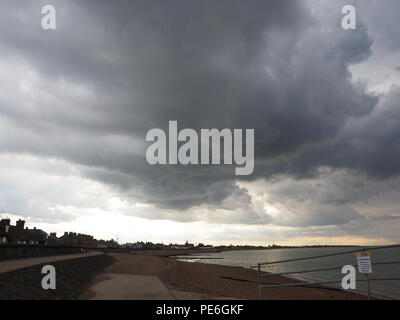 Sheerness, Kent, Regno Unito. 13 Ago, 2018. Meteo REGNO UNITO: Dark nuvole temporalesche incombono su di Sheerness lungomare. Credito: James Bell/Alamy Live News Foto Stock