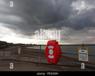 Sheerness, Kent, Regno Unito. 13 Ago, 2018. Meteo REGNO UNITO: Dark nuvole temporalesche incombono su di Sheerness lungomare. Credito: James Bell/Alamy Live News Foto Stock