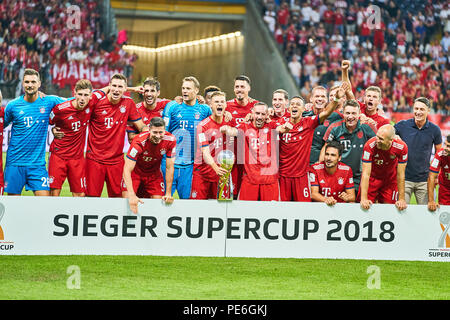 Francoforte, Germania. 12 Agosto, 2018. Eintracht Frankfurt - FC Bayern Munich Soccer, Francoforte, 12 agosto 2018 vincitori cerimonia con trophy: Manuel NEUER, FCB 1 Thiago ALCANTARA, FCB 6 Head Coach Niko Kovac (FCB) Robert LEWANDOWSKI, FCB 9 Arjen Robben, FCB 10 Franck Ribery, FCB 7 Leon GORETZKA, FCB 18 Mats HUMMELS, FCB 5 Javi MARTINEZ, FCB 8 Robert KOVAC , assistent coach, Sebastian RUDY, FCB 19 Kingsley COMAN, FCB 29 Giosuè KIMMICH, FCB 32 Thomas MUELLER, Müller, FCB 25 Sven ULREICH, FCB 26 Torwart. Niklas SUELE, FCB 4 Sandro WAGNER, FCB 2 RAFINHA (FCB 13) EINTRACHT FRANKFURT - FC BAY Foto Stock