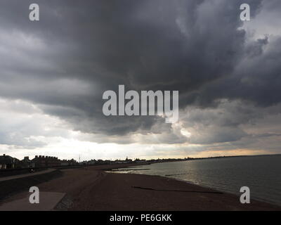 Sheerness, Kent, Regno Unito. 13 Ago, 2018. Meteo REGNO UNITO: Dark nuvole temporalesche incombono su di Sheerness lungomare. Credito: James Bell/Alamy Live News Foto Stock