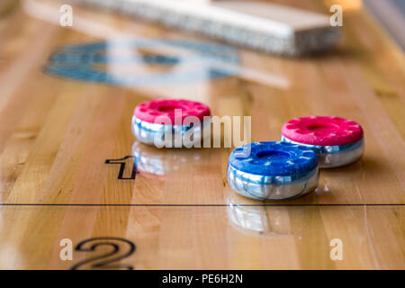 Tabella shuffleboard puck Foto Stock