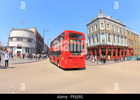 Bus rosso sulla strada di Camden Town, Londra Nord Foto Stock