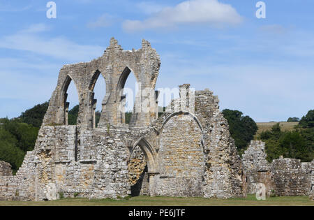 Le rovine di Bayham Abbey databili dal XIII al XV secolo. Poco Bayham, Tunbridge Wells, Kent, Regno Unito. Foto Stock