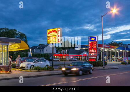 Vetture guida su strada delle Highland, Worcester. MA Foto Stock