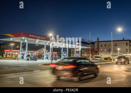 Vetture guida su strada delle Highland, Worcester. MA Foto Stock