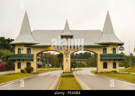 GRAMADO, RIO GRANDE DO SUL, Brasile - 11 agosto 2018: Gateway Portico entrata della città di Gramado Foto Stock