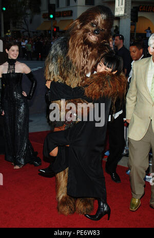 Imballano e Chewbecca alla Star War III: La vendetta dei Sith al Westwood Village Theatre di Los Angeles. Maggio 12, 2005. Affidando Chewbecca020 Red Carpet Event, verticale, STATI UNITI D'AMERICA, industria cinematografica, celebrità, fotografia, Bestof, arte cultura e intrattenimento, Topix celebrità moda / Verticale, meglio di, evento nella vita di Hollywood - California, moquette rossa e dietro le quinte, USA, industria cinematografica, celebrità, movie celebrità, personaggi televisivi, musica celebrità, fotografia, Bestof, arte cultura e intrattenimento, Topix, verticale, una persona, dall'anno , 2005, inchiesta tsuni@Gamma-USA.com Fas Foto Stock