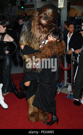 Imballano e Chewbecca alla Star War III: La vendetta dei Sith al Westwood Village Theatre di Los Angeles. Maggio 12, 2005. Affidando Chewbecca021 Red Carpet Event, verticale, STATI UNITI D'AMERICA, industria cinematografica, celebrità, fotografia, Bestof, arte cultura e intrattenimento, Topix celebrità moda / Verticale, meglio di, evento nella vita di Hollywood - California, moquette rossa e dietro le quinte, USA, industria cinematografica, celebrità, movie celebrità, personaggi televisivi, musica celebrità, fotografia, Bestof, arte cultura e intrattenimento, Topix, verticale, una persona, dall'anno , 2005, inchiesta tsuni@Gamma-USA.com Fas Foto Stock