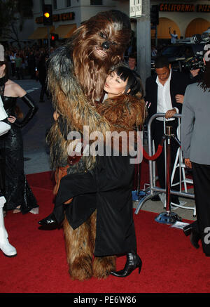 Imballano e Chewbecca alla Star War III: La vendetta dei Sith al Westwood Village Theatre di Los Angeles. Maggio 12, 2005. Affidando Chewbecca022 Red Carpet Event, verticale, STATI UNITI D'AMERICA, industria cinematografica, celebrità, fotografia, Bestof, arte cultura e intrattenimento, Topix celebrità moda / Verticale, meglio di, evento nella vita di Hollywood - California, moquette rossa e dietro le quinte, USA, industria cinematografica, celebrità, movie celebrità, personaggi televisivi, musica celebrità, fotografia, Bestof, arte cultura e intrattenimento, Topix, verticale, una persona, dall'anno , 2005, inchiesta tsuni@Gamma-USA.com Fas Foto Stock