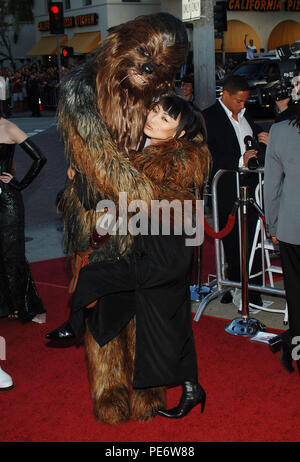 Imballano e Chewbecca alla Star War III: La vendetta dei Sith al Westwood Village Theatre di Los Angeles. Maggio 12, 2005. Affidando Chewbecca023 Red Carpet Event, verticale, STATI UNITI D'AMERICA, industria cinematografica, celebrità, fotografia, Bestof, arte cultura e intrattenimento, Topix celebrità moda / Verticale, meglio di, evento nella vita di Hollywood - California, moquette rossa e dietro le quinte, USA, industria cinematografica, celebrità, movie celebrità, personaggi televisivi, musica celebrità, fotografia, Bestof, arte cultura e intrattenimento, Topix, verticale, una persona, dall'anno , 2005, inchiesta tsuni@Gamma-USA.com Fas Foto Stock