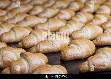 Cornetti al forno gruppo sulla linea di produzione Foto Stock