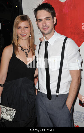 In attesa di Forever Premiere al Grove Theatre di Los Angeles. Scott Mechlowicz, Heather settimane evento nella vita di Hollywood - California, tappeto rosso Evento, STATI UNITI D'AMERICA, industria cinematografica, celebrità, fotografia, arte cultura e intrattenimento, Topix celebrità moda, migliori della vita di Hollywood, evento nella vita di Hollywood - California, moquette rossa e dietro le quinte, movie celebrità, personaggi televisivi, musica celebrità, , Bestof, arte cultura e intrattenimento, verticale, una persona, fotografia, tre quarti, 2011 Indagine tsuni@Gamma-USA.com , Tsuni Credito / STATI UNITI D'AMERICA, Foto Stock