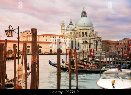 Venezia, Italia, giu 8, 2018: bella vista al tramonto della Basilica di Santa Maria della Salute su Canal Grande con le gondole a Venezia, Italia Foto Stock
