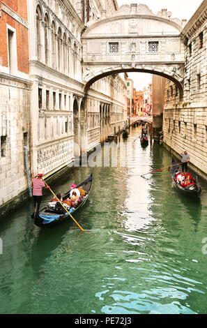 Venezia, Italia, giu 8, 2018: la vista del ponte dei sospiri con gondolieri che trasportano i turisti in gondola a Venezia, Italia al tramonto Foto Stock