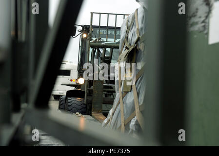 Un membro assegnato alla quarta disponibilità logistica Squadron, utilizza un carrello per il carico di un pallet di forniture su un camion, 1 ottobre, 2015, presso Seymour Johnson Air Force Base, N.C. Due KC-135R Stratotankers assegnato alla 916th Air Refuelling ala, circa 60 F-15E Strike Eagles, e più di 190 aviatori sono stati riposizionati a Barksdale AFB, Louisiana in risposta a uragano Joaquin. (Usa foto/Airman 1. Classe Ashley Williamson) Foto Stock