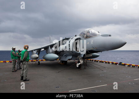 151016-N-KW492-005 OCEANO ATLANTICO (ott. 16, 2015) Marina Militare Italiana marinai monitorare una manutenzione di routine controllare su un italiano AV-8B Harrier a bordo dell'assalto anfibio nave USS Kearsarge (LHD 3). Kearsarge, distribuito come parte dell'anfibio Kearsarge Gruppo pronto, sta conducendo operazioni navali negli Stati Uniti Sesta flotta area di operazioni a sostegno degli Stati Uniti per gli interessi di sicurezza nazionali in Europa. (U.S. Foto di Marina di Massa Specialista comunicazione marinaio apprendista Ryre Arciaga/rilasciato) Foto Stock