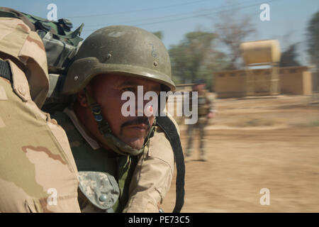 Soldati iracheni assegnati alla settantunesima esercito iracheno brigata pratica buddy porta durante la battaglia di attività di formazione presso il Camp Taji, Iraq, Ottobre 10, 2015.I soldati iracheni sono stati imparare diverse tecniche per ottenere un incidente di sicurezza al fine di attenuare un ulteriore pregiudizio. Questo tipo di formazione contribuirà a sostenere la preparazione e la truppa numeri durante gli assalti contro lo Stato islamico in Iraq e il levante. (U.S. Esercito foto di Spc. William Marlow/rilasciato) Foto Stock