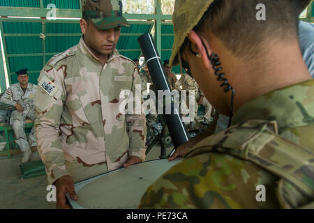 Un soldato iracheno assegnato a 71st esercito iracheno brigata impara a tracciare i punti della griglia per colpi di mortaio a Camp Taji, Iraq, 11 ott. 2015. I soldati iracheni sono state imparando le diverse parti del M121 120mm di Malta e di sistema come trama per incendi di modo che essi possono supportare altri massa unità di combattimento nella lotta contro lo Stato islamico dell'Iraq il Levante. (U.S. Esercito foto di Spc. William Marlow/rilasciato) Foto Stock