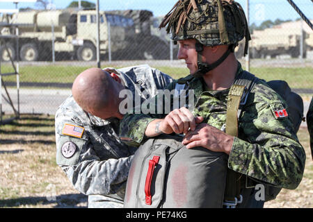 Un paracadutista dal 3° Battaglione, Royal Canadian Regiment, riceve un jumpmaster ispezione personale prima di un salto dalla 34-piede torre presso la Advanced Airborne scuola su Fort Bragg, N.C., Ottobre 19, 2015. La scorsa settimana il 3RCR cominciarono ad arrivare a Fort Bragg per partecipare all'ottantaduesima Airborne Division combinato operative comuni di esercizio di accesso 16.1, inizio entro questo mese. L'ottantaduesima Abn. Div. è protagonista di una multinazionale di sforzo per sviluppare un programma di interoperabilità con altre nazioni' Airborne Forces, spesso il loro più elite e altamente qualificati di unità militari, per operare insieme quickl Foto Stock