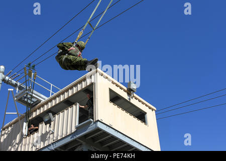 Un paracadutista dal 3° Battaglione, Royal Canadian Regiment, salti dal 34-piede torre presso la Advanced Airborne scuola su Fort Bragg, N.C., Ottobre 19, 2015. La scorsa settimana il 3RCR cominciarono ad arrivare a Fort Bragg per partecipare all'ottantaduesima Airborne Division combinato operative comuni di esercizio di accesso 16.1, inizio entro questo mese. L'ottantaduesima Abn. Div. è protagonista di una multinazionale di sforzo per sviluppare un programma di interoperabilità con altre nazioni' Airborne Forces, spesso il loro più elite e altamente qualificati di unità militari, di operare congiuntamente in modo rapido ed efficace per le future operazioni. (Ottantaduesima Airborn Foto Stock