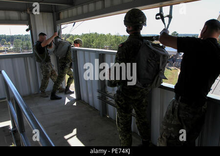 Un paracadutista dal 3° Battaglione, Royal Canadian Regiment, balza fuori dalla porta della 34-piede torre presso la Advanced Airborne scuola su Fort Bragg, N.C., Ottobre 19, 2015. La scorsa settimana il 3RCR cominciarono ad arrivare a Fort Bragg per partecipare all'ottantaduesima Airborne Division combinato operative comuni di esercizio di accesso 16.1, inizio entro questo mese. L'ottantaduesima Abn. Div. è protagonista di una multinazionale di sforzo per sviluppare un programma di interoperabilità con altre nazioni' Airborne Forces, spesso il loro più elite e altamente qualificati di unità militari, di operare congiuntamente in modo rapido ed efficace per le future operazioni. ( Foto Stock