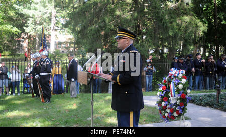 La riserva di esercito di cappellano (Capt.) Charlie Bechtold, 88th supporto regionale comando, offre l invocazione durante il Rutherford B. Hayes ghirlanda presidenziale recante cerimonia presso la sua tomba in Fremont, Ohio, Ottobre 4, 2015. La cerimonia è servita come capstone evento per un weekend di festa al Hayes station wagon noto come Spiegel Grove. La celebrazione incluse centinaia di guerra civile-era costume re-enactors, periodo e presenta una battaglia di Opequan rievocazione. Foto Stock