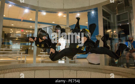 I membri dei cavalieri d'oro le donne a quattro vie di formazione del team di paracadutismo pratica le loro formazioni in galleria del vento al Paraclito XP Indoor Skydiving ott. 15, 2015, in Raeford, N.C. Tra i team internazionali, è ben noto che il team All-Army treni specificamente per 4 vie concorrenza e principalmente paracadute Internazionale Commissione. (U.S. Esercito foto di Spc. L'Erin Wynn, 49th Affari pubblici Distacco/rilasciato) Foto Stock