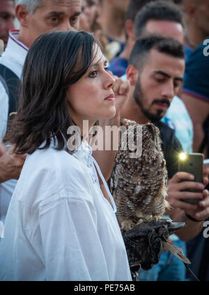 Pisticci (Italia) - La festa medievale Enotria Felix nella città bianca in provincia di Matera. Qui lo spettacolo di falconeria con eagle, il gufo comune e falchi Foto Stock