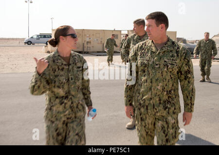 151015-N-IT566-044 U.S. 5TH FLOTTA AREA DI OPERAZIONI (ott. 15, 2015) Capo del macchinista Mate Kristin Sthole, assegnato al comandante del gruppo di attività (CTG) 56.3.1, spiega al cap. Kyle Mosè, commodore di comandante, Task Force 56, il fatturato di inventario processo della Expeditionary fattoria di carburante da, mobilitato Navy augmentees individuali a Navy Expeditionary supporto logistico (Gruppo NAVELSG). CTG-56.3 NAVELSG è responsabile per gli scambi intra-teatro di controllo di movimento, il carico di elaborazione e pianificazione logistica per le operazioni e gli esercizi. (U.S. Foto di Marina di Massa lo specialista di comunicazione 1a classe David Kolmel/R Foto Stock