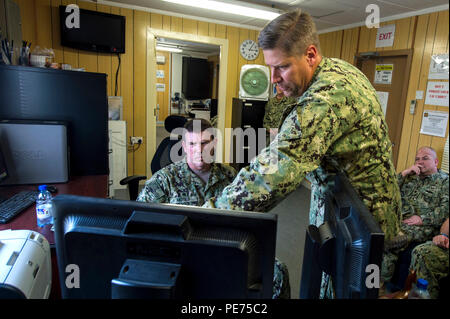 Stati Uniti 5TH FLOTTA AREA DI OPERAZIONI (ott. 15, 2015) Lt. La Cmdr. Contrassegnare Kuntze, comandante del Comandante del gruppo di attività (CTG) 56.3.1, spiega al cap. Kyle Mosè, commodore di comandante, Task Force 56, il fatturato di inventario processo della Expeditionary fattoria di carburante da, mobilitato Navy augmentees individuali a Navy Expeditionary supporto logistico (Gruppo NAVELSG). CTG-56.3 NAVELSG è responsabile per gli scambi intra-teatro di controllo di movimento, il carico di elaborazione e pianificazione logistica per le operazioni e gli esercizi. (U.S. Foto di Marina di Massa lo specialista di comunicazione 1a classe David Kolmel/rilasciato) Foto Stock