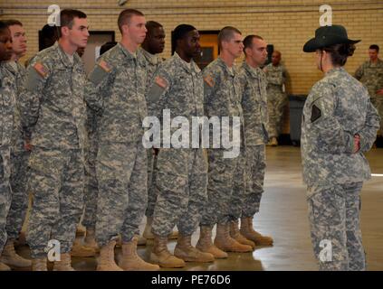 Quaranta tre soldati con la Carolina del Sud esercito nazionale Guard laureato il reclutamento di supporto programma durante il patching di una cerimonia di premiazione che si terrà presso il bluff Road Armory in Columbia, S.C., 24 ottobre, 2015. La cerimonia significava per i soldati di completare la formazione di base e avanzati di formazione individuale e ufficialmente di essere accolti per le loro nuove unità. (U.S. Esercito nazionale Guard foto da 1Lt. Jessica Donnelly/rilasciato) Foto Stock