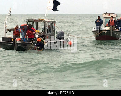 I contraenti condurre operazioni di immersione presso il sito di una chiatta affondata in prossimità del Kelley's Island Shoal nel Lago Erie, Ottobre 21, 2015. I subacquei sono state tentando di stabilire l'identità della chiatta e se o qualsiasi del suo carico costituisce una minaccia per l'ambiente. (U.S. La guardia costiera della foto per gentile concessione della stazione Marblehead) Foto Stock