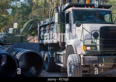 Ingegneri dell'1221st Engineering Company da Graniteville, S.C., insieme con il supporto dal 125th Multi ruolo società Ponte Da Abbeville, S.C., lavoro per sostituire un lavato fuori canale sotterraneo su Lexington County road a Gilbert, S.C., 24 ottobre, 2015. Soldati con la Carolina del Sud esercito Guardia Nazionale di continuare a fornire un sostegno diretto alle inondazioni e di ripristino di emergenza di riparazioni su strada come risultato delle recenti inondazioni. La Carolina del Sud la guardia nazionale collabora con federali, statali e locali di gestione delle emergenze le agenzie e i soccorritori. (U.S. Esercito nazionale Guard foto di Sgt. Brian Calhoun/Re Foto Stock