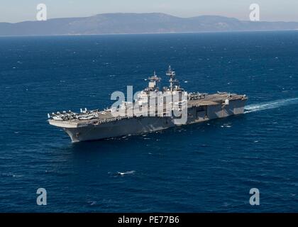 151026-N-AX638-1140 MAR EGEO (ott. 26, 2015) l'assalto anfibio nave USS Kearsarge (LHD 3) è in corso la partecipazione in Egemen 2015, 26 ottobre, 2015. Egemen è un bagno turco-led e ospitato esercizio anfibio progettato per aumentare abilità tattiche e interoperabilità tra i partecipanti. Kearsarge, distribuito come parte dell'anfibio Kearsarge Gruppo pronto, sta conducendo operazioni navali negli Stati Uniti Sesta flotta area di operazioni a sostegno degli Stati Uniti per gli interessi di sicurezza nazionali in Europa. (U.S. Foto di Marina di Massa Specialista comunicazione marinaio Tyler Preston/rilasciato) Foto Stock