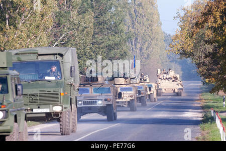 Soldati dal venticinquesimo della brigata di fanteria, ungherese le forze di difesa seguita da paracadutisti dal 2° Battaglione, 503rd Reggimento di Fanteria, 173rd Airborne Brigade Road Marzo, Ottobre 27, 2015, come parte del funzionamento di spinta a baionetta a Tata, Ungheria. Operazione di spinta a baionetta è una dimostrazione di la capacità della NATO di forze di muoversi liberamente attraverso le frontiere degli alleati e mantenere la libertà di movimento in tutta la regione. (U.S. Foto dell'esercito da Staff Sgt. Opal Vaughn/173 ABN PAO) Foto Stock