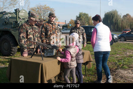 Soldati del venticinquesimo della brigata di fanteria, ungherese delle forze della difesa parla di militari, Ott. 27, 2015, durante un impegno comunitario a Tata, Ungheria. Il coinvolgimento è parte della operazione di spinta a baionetta che è una dimostrazione di la capacità della NATO di forze di muoversi liberamente attraverso le frontiere degli alleati e mantenere la libertà di movimento in tutta la regione. (U.S. Foto dell'esercito da Staff Sgt. Opal/173 ABN PAO) Foto Stock