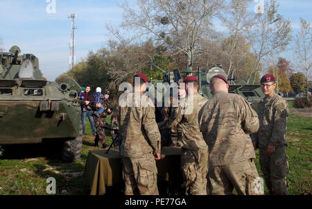 Paracadutisti dal 2° Battaglione, 503rd Reggimento di Fanteria, 173rd Airborne Brigade parlare con soldati dal venticinquesimo della brigata di fanteria, ungherese le forze di difesa sulle esperienze militari, Ottobre 27, 2015, durante un evento della comunità come parte del funzionamento di spinta a baionetta a Tata, Ungheria. Operazione di spinta a baionetta è una dimostrazione di la capacità della NATO di forze di muoversi liberamente attraverso le frontiere degli alleati e mantenere la libertà di movimento in tutta la regione. (U.S. Foto dell'esercito da Staff Sgt. Opal Vaughn/173 ABN PAO) Foto Stock