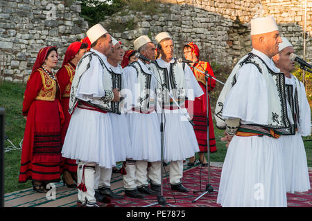 Berat, Albania- Settembre 29, 2016: persone che indossano il costume nazionale cantando in festival di musica tradizionale nel castello di Berat in Albania Foto Stock