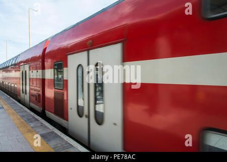 In treno in motion blur in Israele Foto Stock