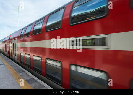 In treno in motion blur in Israele Foto Stock