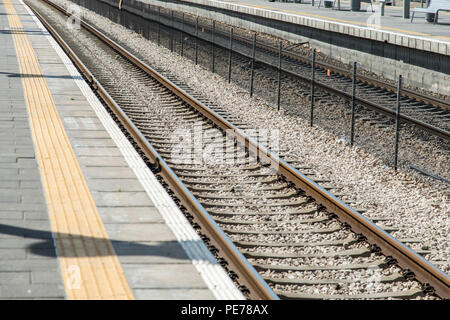 Binario ferroviario in una stazione Foto Stock