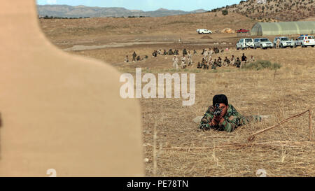 Un soldato Peshmerga imposta la sua curiosità su un bersaglio durante squad-based training vicino a Erbil, Iraq, il 14 ottobre 2015. Molti di questi soldati dovranno completare alcune specialità individuali corsi di formazione come cecchino, Malta, attrezzature di ingegneria e contro-IED formazione. Questa formazione fa parte della Combined Joint Task Force - Funzionamento inerenti risolvere la costruzione di capacità del partner missione per attivare le forze di sicurezza irachene per sconfiggere lo Stato islamico dell Iraq e il levante. (U.S. Esercito foto di Spc. Tristan Bolden/rilasciato) Foto Stock