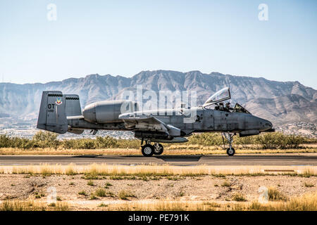 Un A-10 Thunderbolt II da 66 armi Squadron, United States Air Force Scuola di armi, alla Nellis Air Force Base, Nev., arriva a Biggs Army Airfield sulla Fort Bliss, Texas in preparazione per esercitare Hustler trogolo II, il 31 ottobre 2015. Hustler trogolo II è una settimana di incendi comune esercizio progettata per migliorare la tattica di sinergia tra più di dieci diversi dell'esercito dell'aria e unità di forza. (U.S. Foto dell'esercito da: Staff Sgt. Marcus Fichtl) Foto Stock