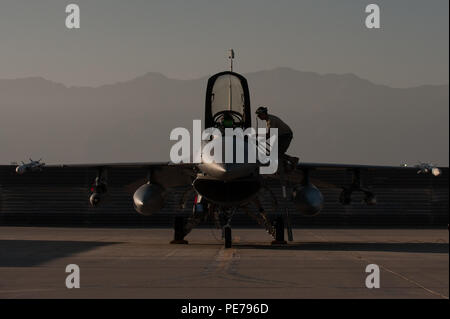 Il cap. Tyler McBride, sinistra, 421st Expeditionary Fighter Squadron capo della sicurezza, distribuito da Hill Air Force Base in Utah e Airman 1° classe Agnello Cristiana, 455th Expeditionary Manutenzione aeromobili squadrone capo equipaggio, distribuito dalla base aerea di Aviano, Italia, vai su last minute regolazioni prima di un combattimento sortie a Bagram Air Field, Afghanistan, Ottobre 30, 2015. Il 555th EFS, distribuito dalla base aerea di Aviano, Italia, sta volgendo alla fine dei suoi sei mesi di distribuzione presso Bagram e sarà invece le redini oltre al 421st EFS in sostegno della libertà di funzionamento la sentinella e della NATO a sostegno deciso la missione. ( Foto Stock